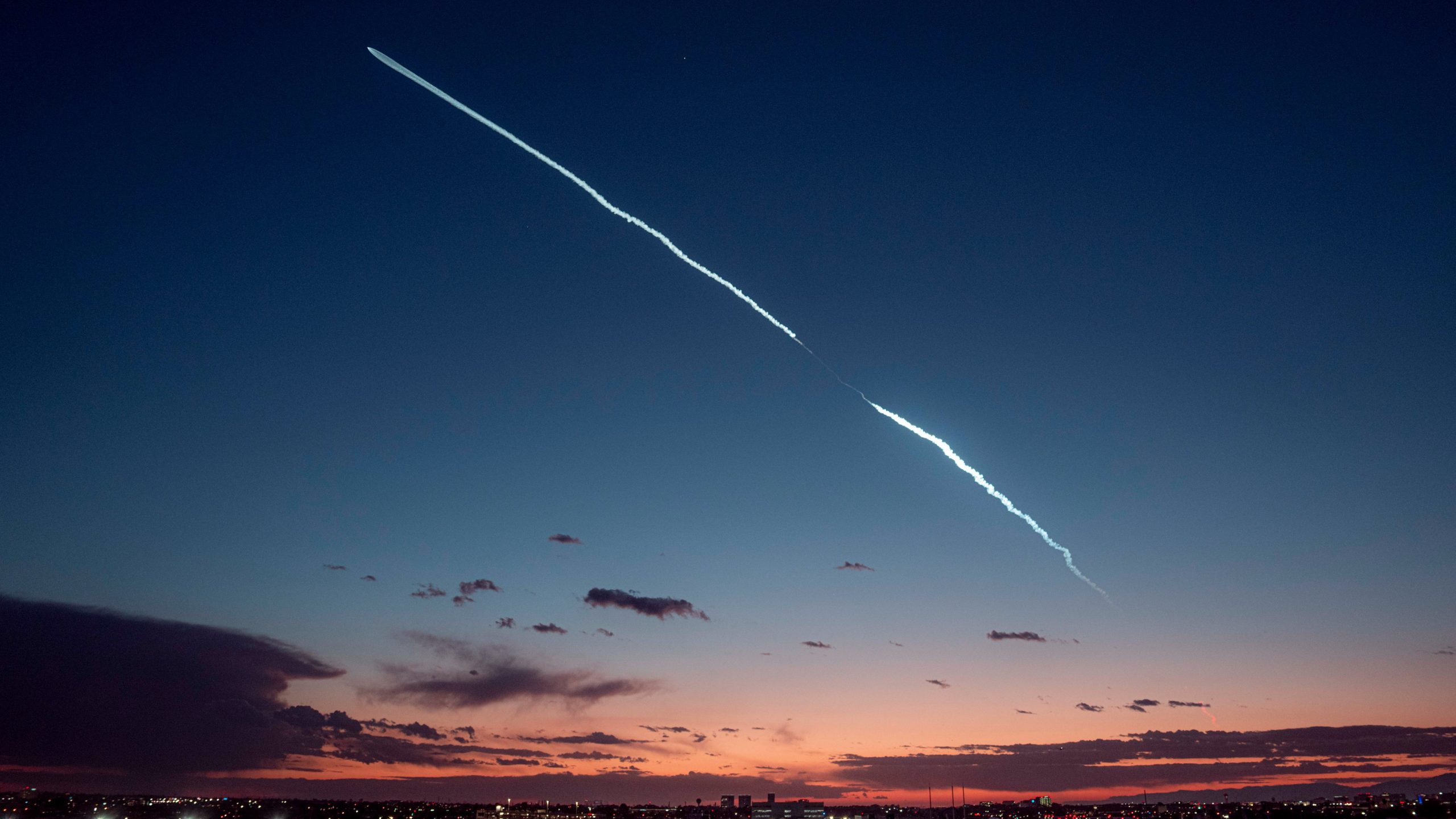 SpaceX Falcon 9 lights up the Southern Californian skies with Starlink