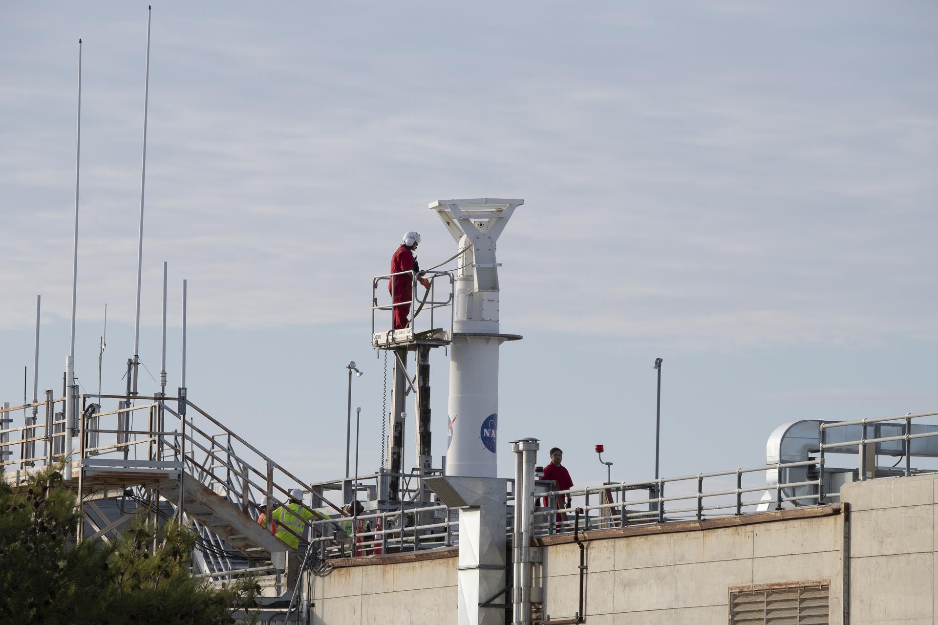 Helicopter Removes Artifact from NASA Armstrong Rooftop Space Launch